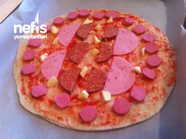 sucuklusosisli-lavas-pizza5.jpeg