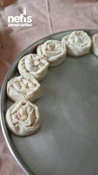Ramazana hazırlık pırasalı gül böreği